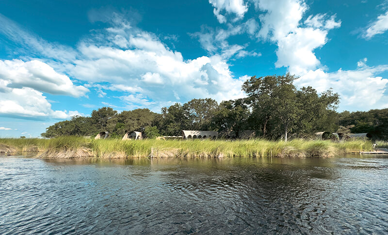 Campamento junto al agua en el Delta del Okavango durante un viaje a Botswana