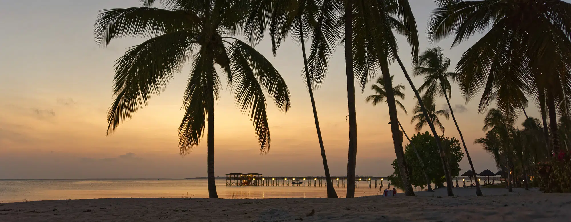 viajes-a-africa-atardecer-playa-arena-blanca-hotel-lujo-zanzibar-1.jpg