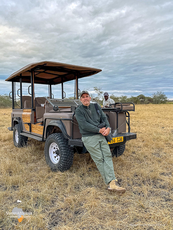 Vehículo 4x4 en ruta de safari de lujo por el Parque Nacional de Tanzania