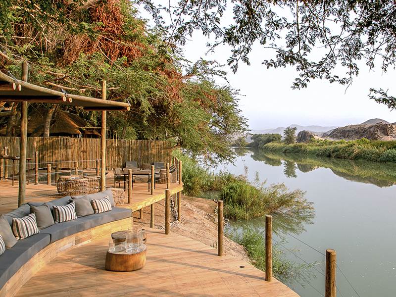 El hotel esta ubicado frente al río kunene