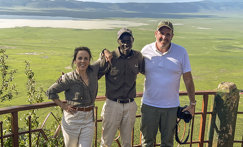 En el cráter del Ngorongoro con nuestro guía Masái.