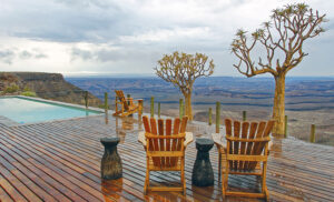 Terraza de Fish River Lodge con vistas panorámicas al Cañón del Río Fish, sur de Namibia