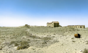Construcciones abandonadas entre dunas en el Parque Nacional Sperrgebiet, Namibia