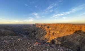 Atardecer dorado sobre el Cañón del Río Fish, uno de los paisajes más impresionantes de Namibia