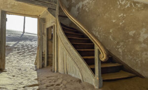 Habitación llena de arena en el interior de una casa abandonada en Kolmanskop, Namibia