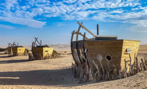 Shipwreck Lodge, alojamiento de lujo en la Skeleton Coast, Namibia, rodeado de dunas y paisajes desérticos.