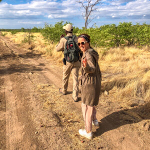 Safari a pie siguiendo huellas de rinocerontes en la Reserva Privada Ongava, Namibia, junto al Parque Nacional Etosha.