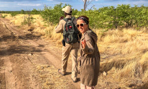 Safari a pie siguiendo huellas de rinocerontes en la Reserva Privada Ongava, Namibia, junto al Parque Nacional Etosha.