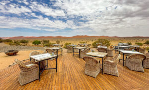 Vista de la terraza del lodge Little Kulala, concesión privada en Sossusvlei, Namibia, con acceso exclusivo al Parque Namib-Naukluft.