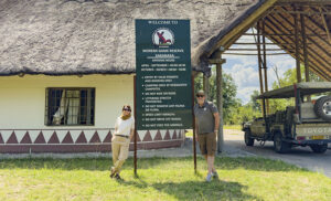 Equipo de Viajes África en la entrada de Moremi Game Reserve, Botswana, especialistas en safaris exclusivos y viajes a medida.