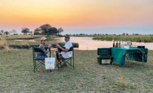 Viajes África disfrutando de un sundowner junto al río en la Concesión Privada de Kwando, Botswana.