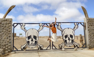 Puerta de entrada Ugab Gate en Skeleton Coast National Park, Namibia, punto de control para acceder al parque.