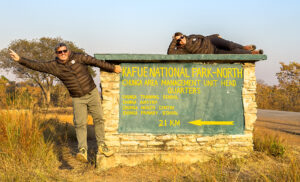 Equipo de Viajes África en el cartel de Kafue National Park, Zambia, expertos en safaris de lujo en parques nacionales.