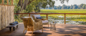 Terraza con vistas al río en Zambia, ejemplo del lujo natural de los safaris africanos