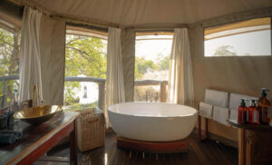 Baño con bañera y vistas al río en Ila Safari Lodge, Parque Nacional Kafue, Zambia.