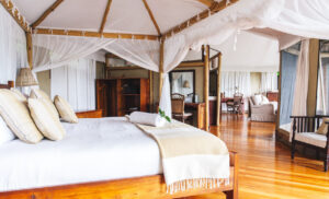 Suite de Anabezi Camp en Lower Zambezi, Zambia, lodge de lujo rodeado de naturaleza salvaje.
