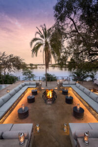 Zona de fuego al aire libre frente al río Zambezi en Thorntree River Lodge, Livingstone, Zambia.