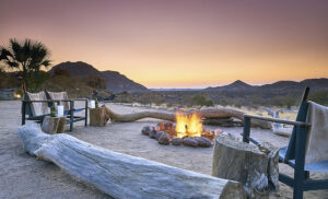 Zona común de Ai Aiba Lodge en la región de Erongo, Namibia
