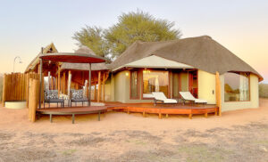 Alojamiento integrado en el paisaje del desierto del Kalahari en Namibia