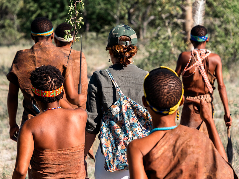 Caminata con miembros de la comunidad San durante una experiencia cultural en el Kalahari, Botswana