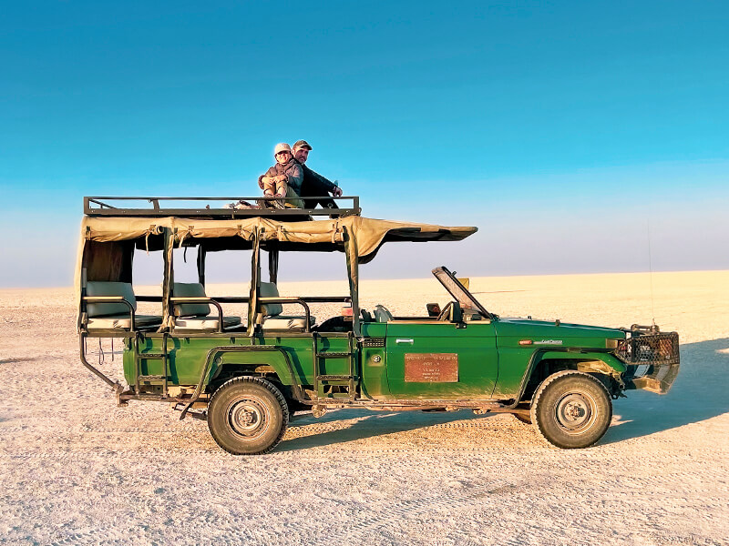 Vehículo de safari sobre los salares de Makgadikgadi durante una experiencia en Botswana