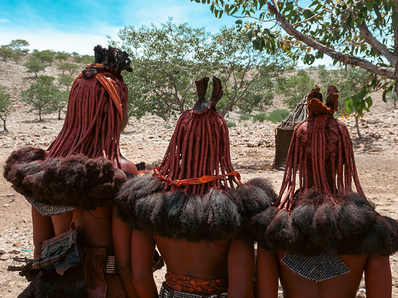 Mujeres himba en Kaokoland durante una experiencia cultural en Namibia
