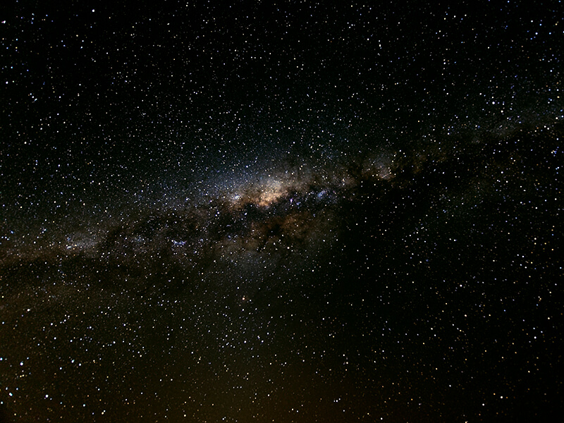 Cielo estrellado sobre NamibRand durante una experiencia de dormir bajo las estrellas en Namibia