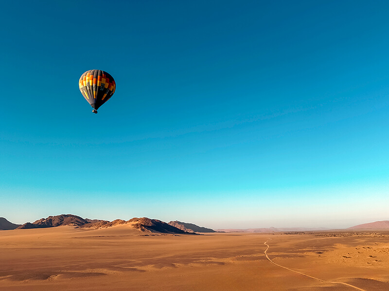 Globo aerostático sobre el desierto del Namib durante una experiencia en Namibia