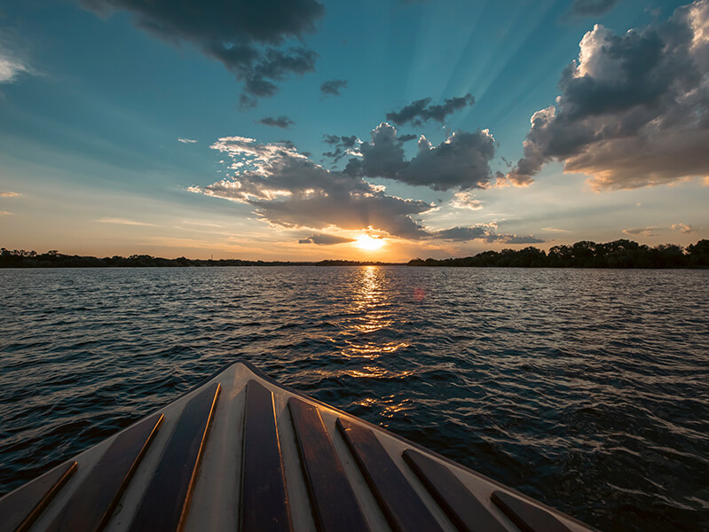 Atardecer navegando por el río Zambeze durante una experiencia en Zimbabue