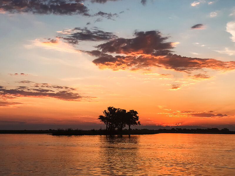 Atardecer sobre el lago Kariba durante una experiencia a bordo en Zimbabue