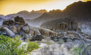 Paisaje rocoso de la región de Erongo en Namibia