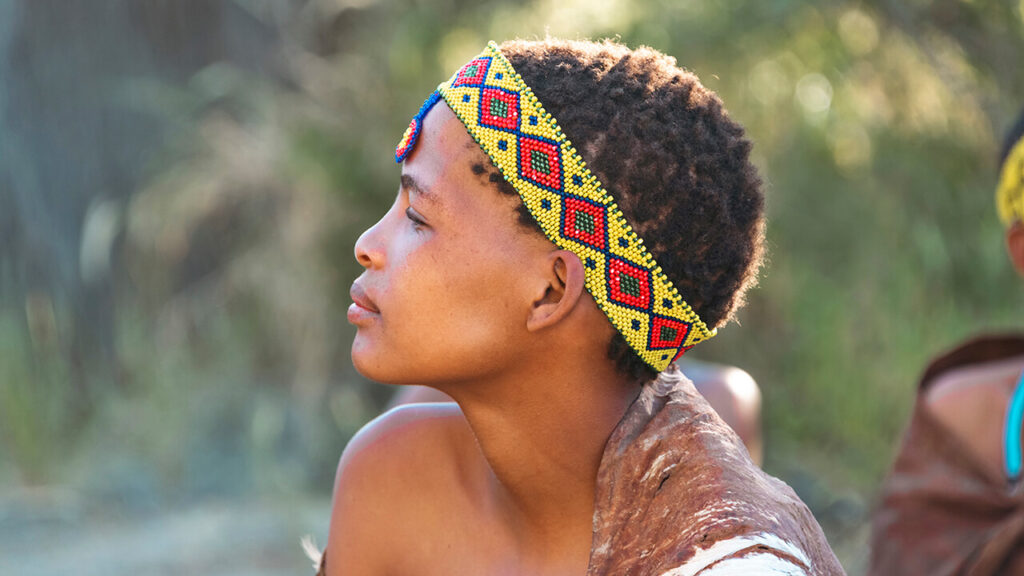 Retrato de una persona de la cultura San en el Kalahari, Botswana