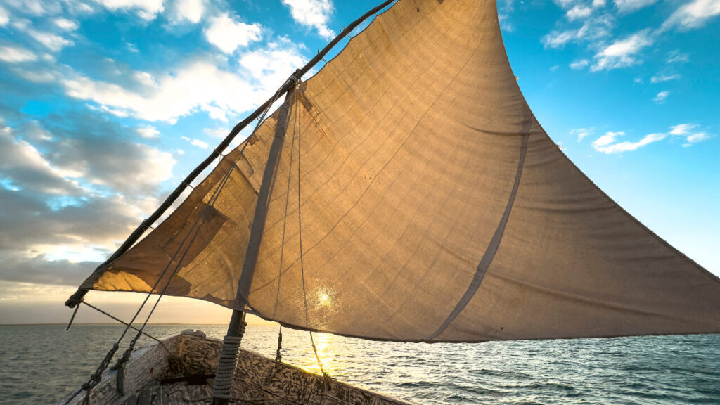 Embarcación tradicional navegando por el océano Índico en Mozambique