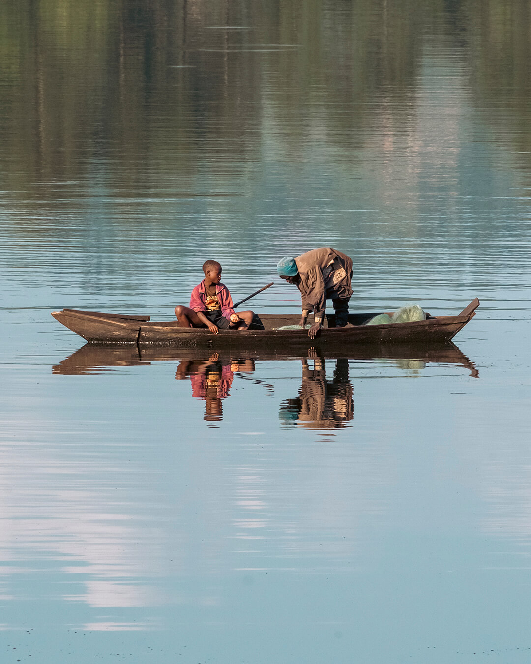 Pescadores locales en una barca durante un viaje a Uganda