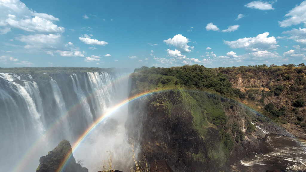 Cataratas Victoria durante un viaje a Zimbabue, con bruma y arcoíris sobre el desfiladero