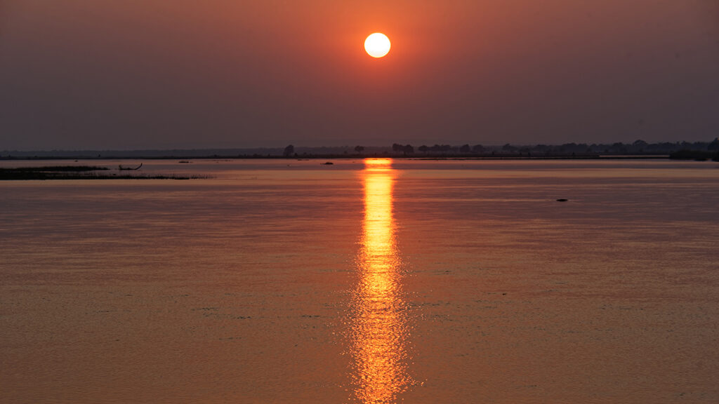 Atardecer sobre el Lago Kariba durante un viaje a Zimbabue