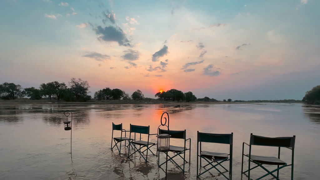 Atardecer junto al río Zambeze en el Parque Nacional Lower Zambezi, Zambia