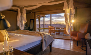 Interior de una habitacion en Wolwedans Dune Camp, desierto del Namib