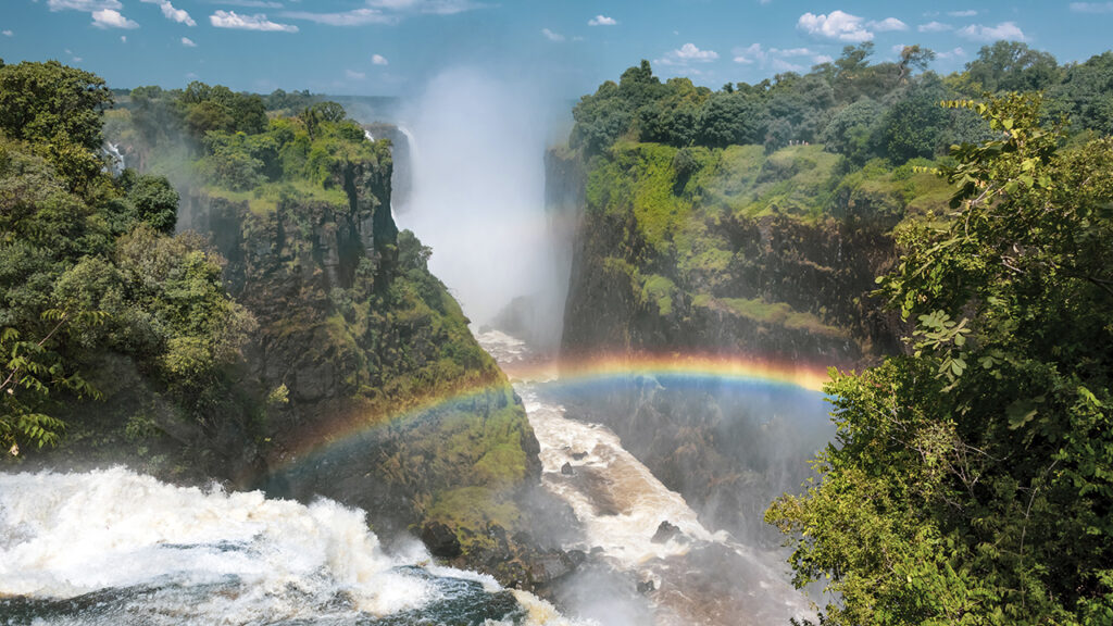 Cataratas Victoria en Zambia con arcoíris sobre la garganta principal