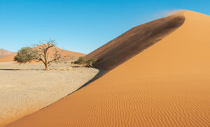 Duna 45 Sossusvlei en el desierto del Namib durante recorrido por Namibia