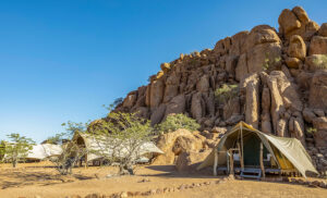 Lodge en Damaraland integrado en el paisaje rocoso de Namibia