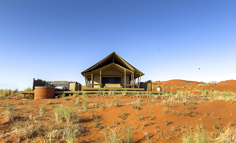 Lodge en el desierto de Namibia integrado en el paisaje