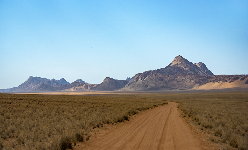 Carretera en Namibia atravesando paisajes desérticos durante un viaje en 4x4