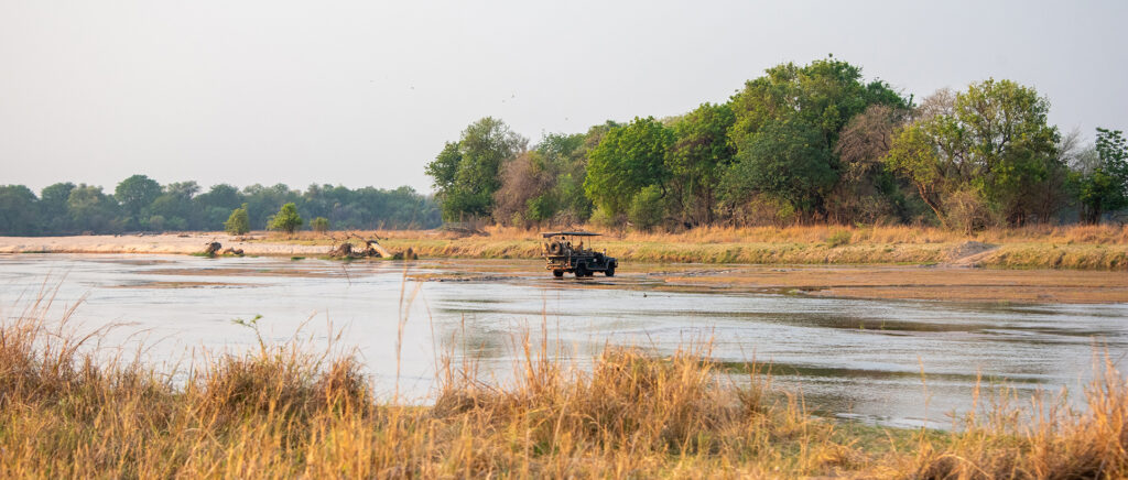 Vehículo 4x4 cruzando un río en un safari en África
