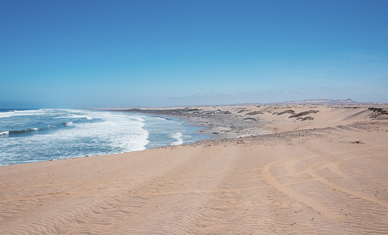 Desierto y océano Atlántico en la Costa de los Esqueletos, Namibia