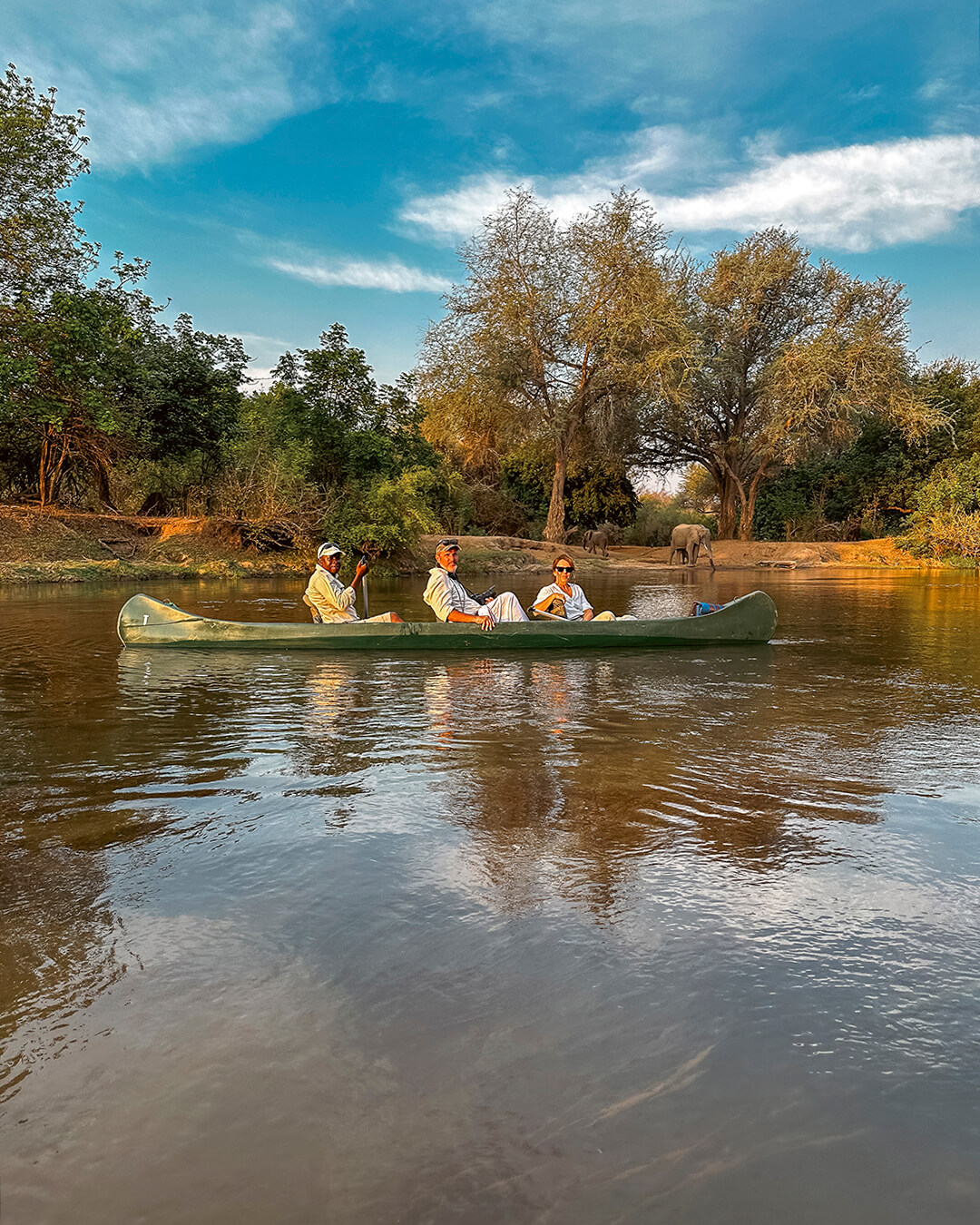 Equipo de Viajes África navegando en canoa durante un viaje de prospección en Zambia