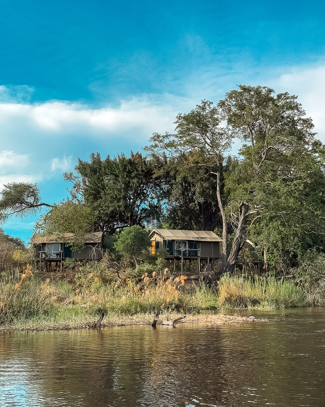 Vista exterior de una habitación tipo glamping en la franja de Caprivi, Namibia, junto al agua