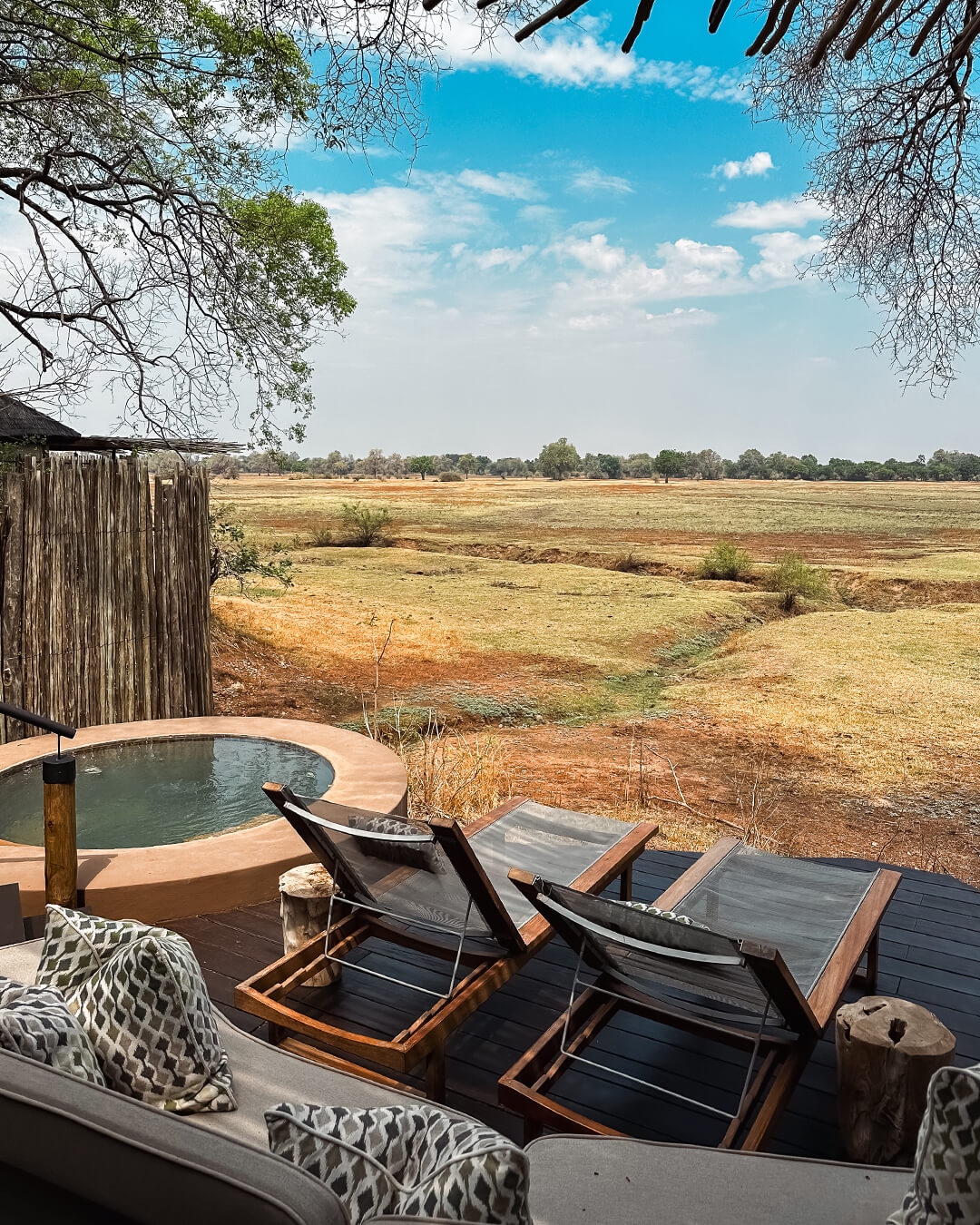 Lodge en Zambia con terraza privada y vistas a la naturaleza durante un safari a medida en África