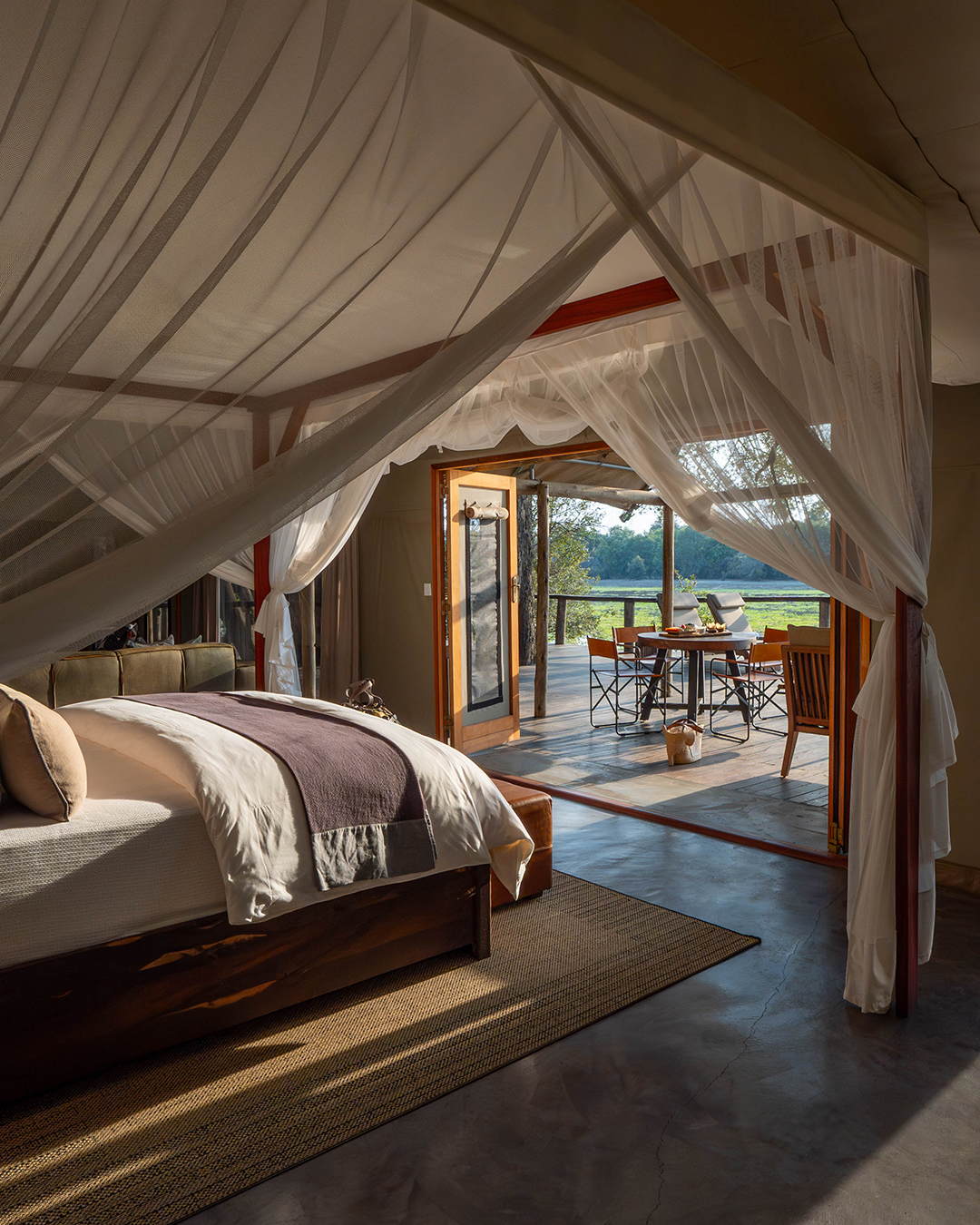 Habitación de un lodge de lujo con vistas a la naturaleza durante un safari en África