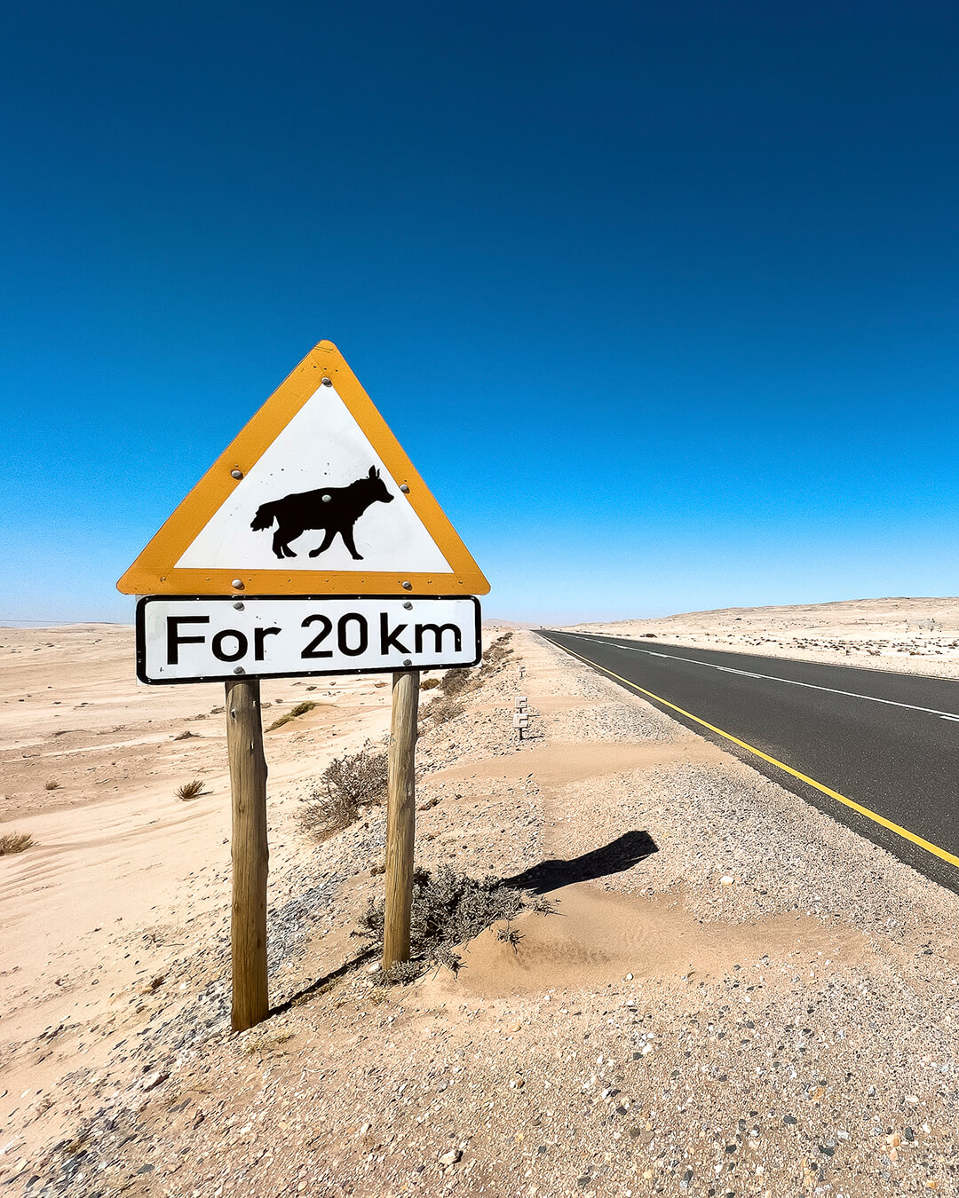 Señal de fauna junto a una carretera en Namibia durante un viaje en 4x4 self-drive